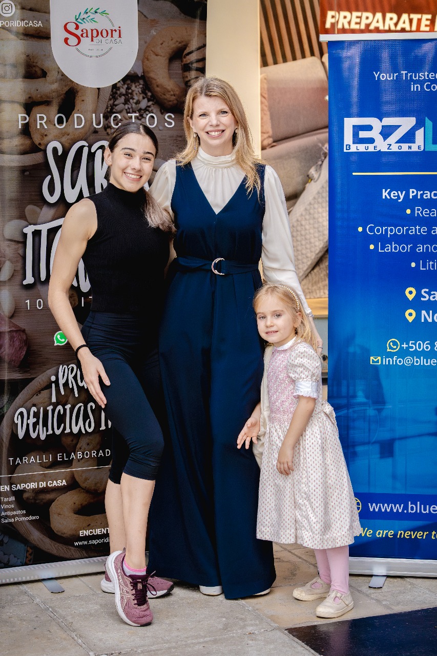 Cristina Guerrini with her daughter and gymnast Gloriana Sanchez, from Academia Artzu Cristina Guerrini with her daughter and gymnast Gloriana Sanchez, from Academia Artzu